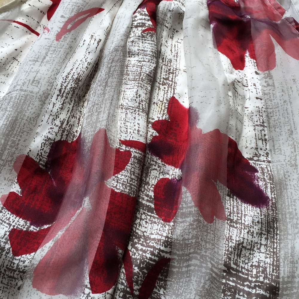 Rory Beca white 100% silk with Deep red flowers - Picture 2 of 7